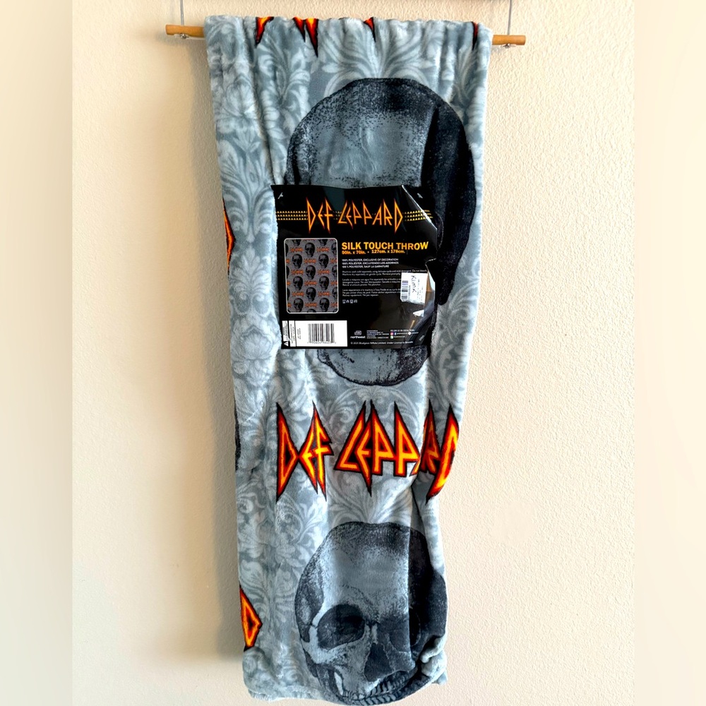 Def Leppard Gray NWT Skull Silk‎ Touch Throw Blanket 50x70